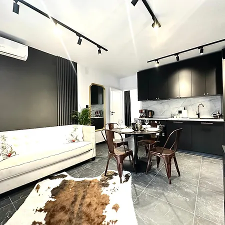 Golden ~ 1000m Main Square ~ Self Check-in 24h