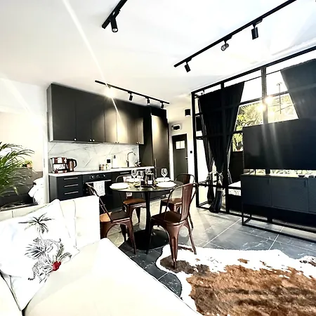 Apartment Golden ~ 1000m Main Square ~ Self Check-in 24h