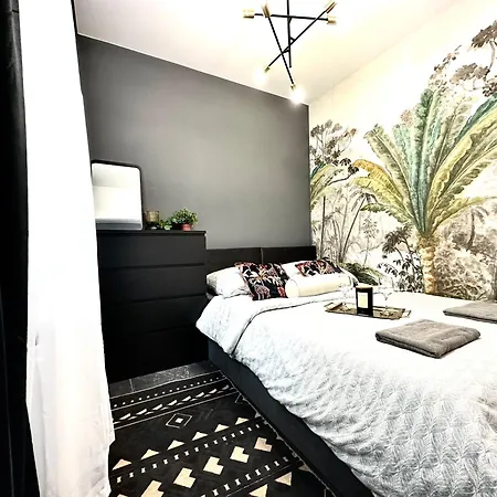 Golden ~ 1000m Main Square ~ Self Check-in 24h Apartment